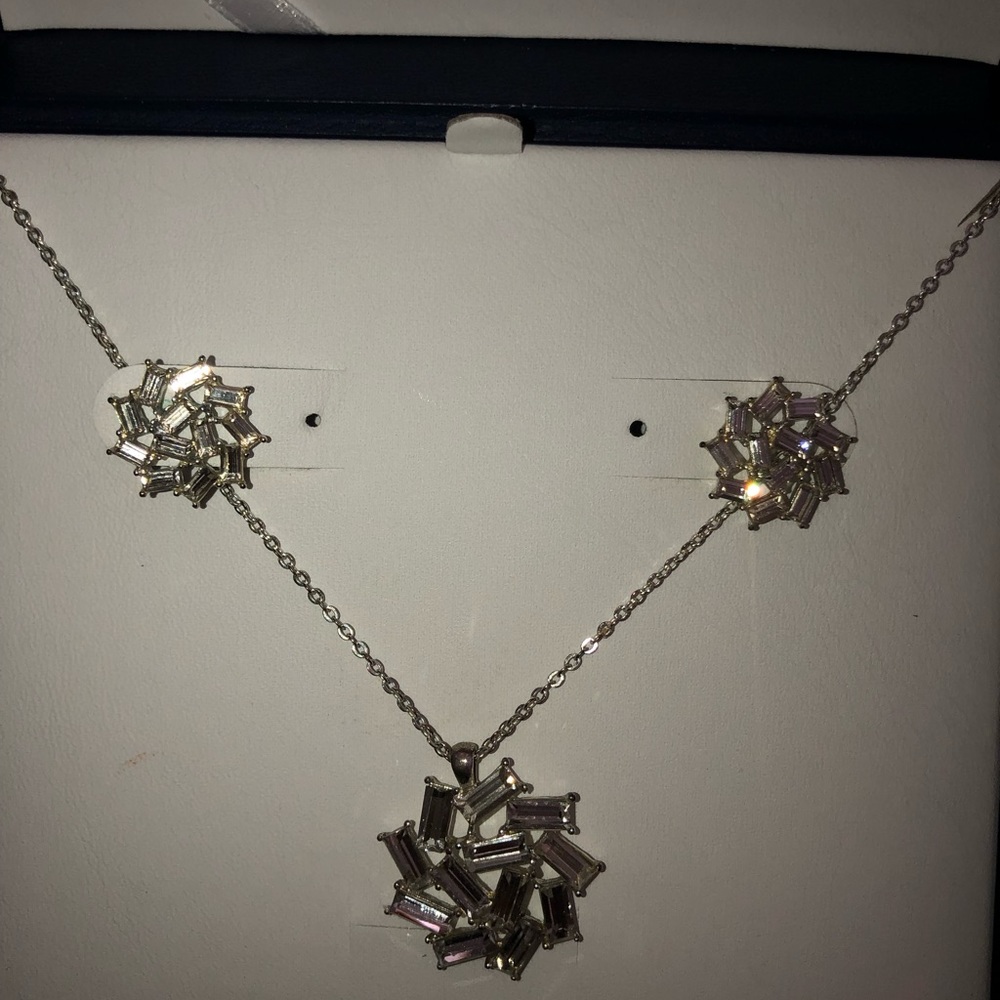 ⚜️✨ WOMEN’S EARRINGS & NECKLACE ✨⚜️